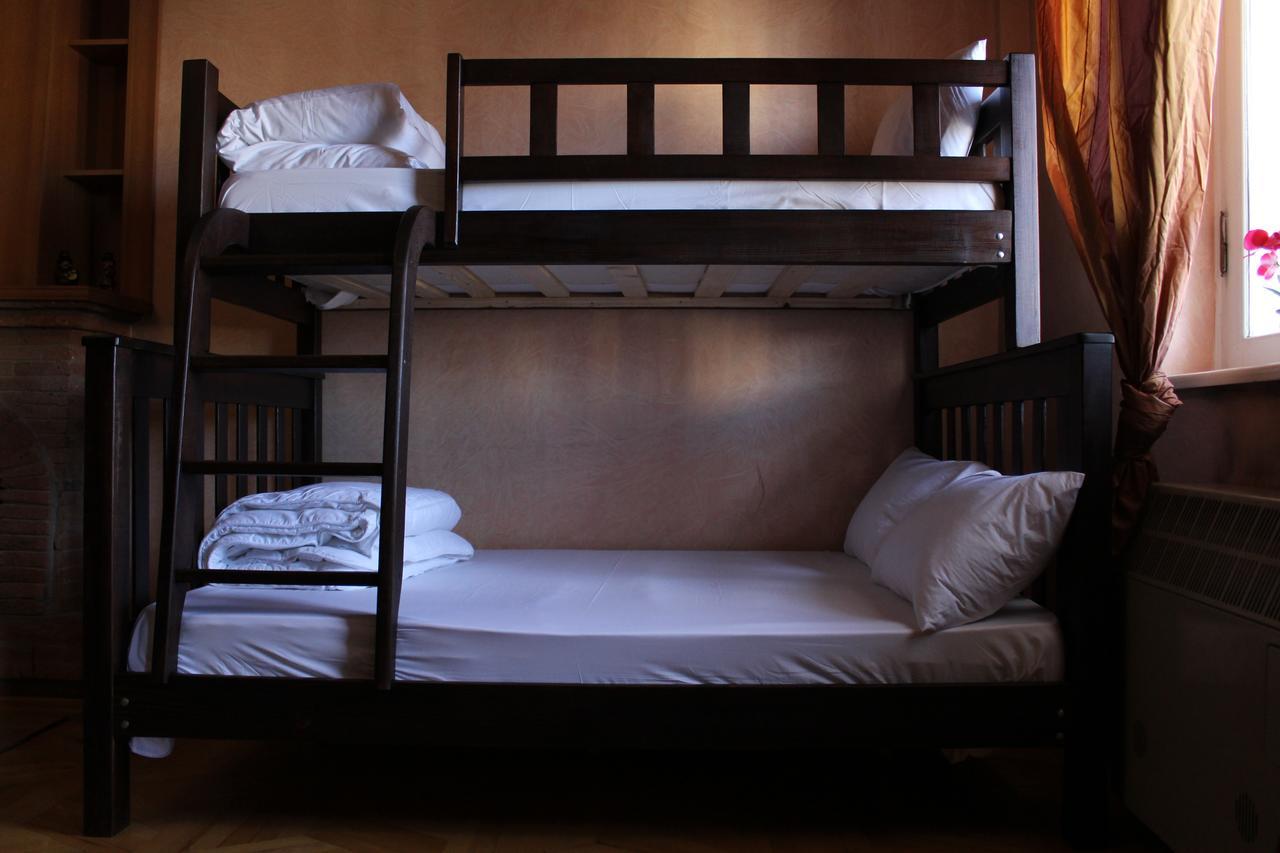 Herrmas Hostel Tbilisi Buitenkant foto
