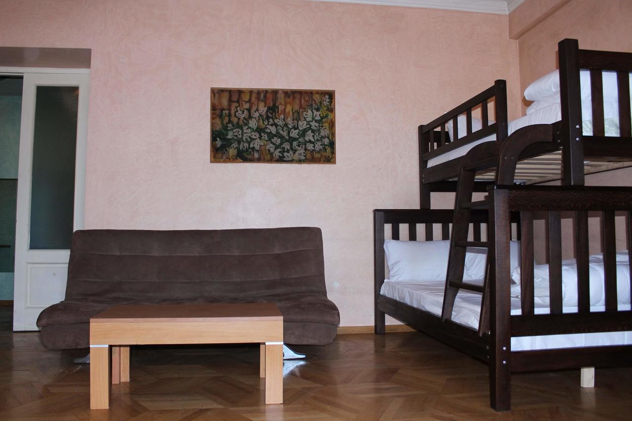 Herrmas Hostel Tbilisi Buitenkant foto