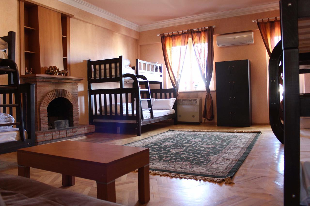 Herrmas Hostel Tbilisi Buitenkant foto